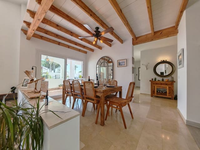 Chalet de 3 habitaciones en Calahonda, Mijas en venta - 1.155.000 € (Ref: 9830904)