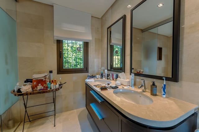 2 bedroom Apartment for sale in La Quinta, Benahavís - € 875,000 (Ref: 9830956)