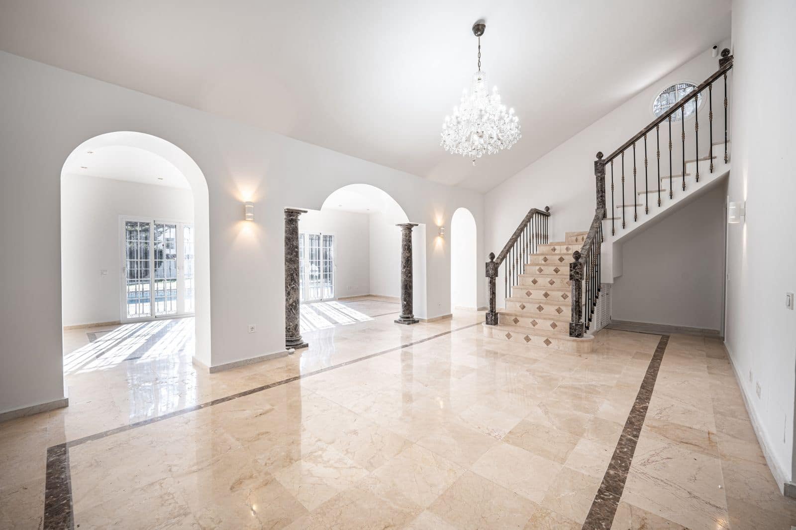 4 bedroom Villa for sale in Nueva Andalucia - € 1,995,000 (Ref: 9830971)