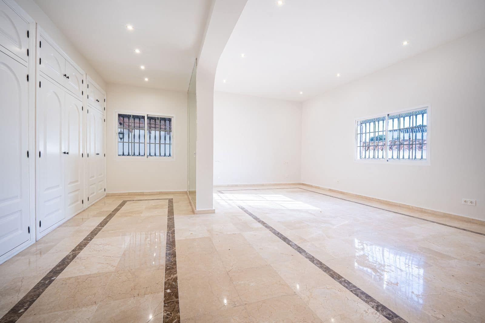 4 bedroom Villa for sale in Nueva Andalucia - € 1,995,000 (Ref: 9830971)