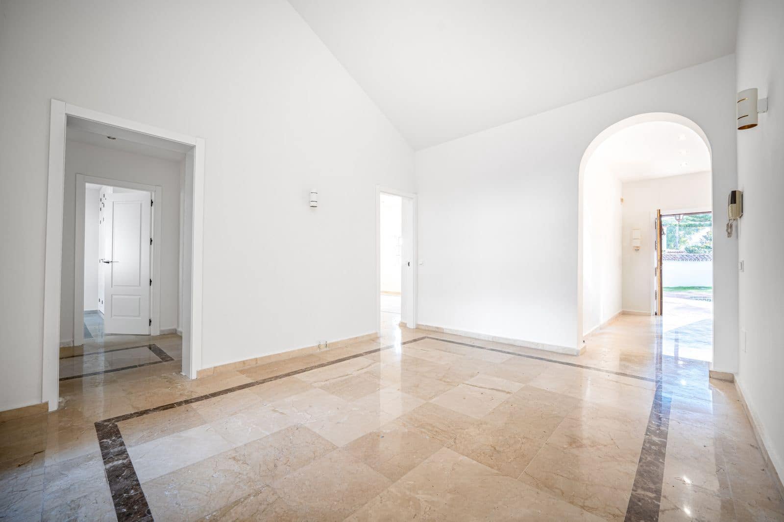4 bedroom Villa for sale in Nueva Andalucia - € 1,995,000 (Ref: 9830971)