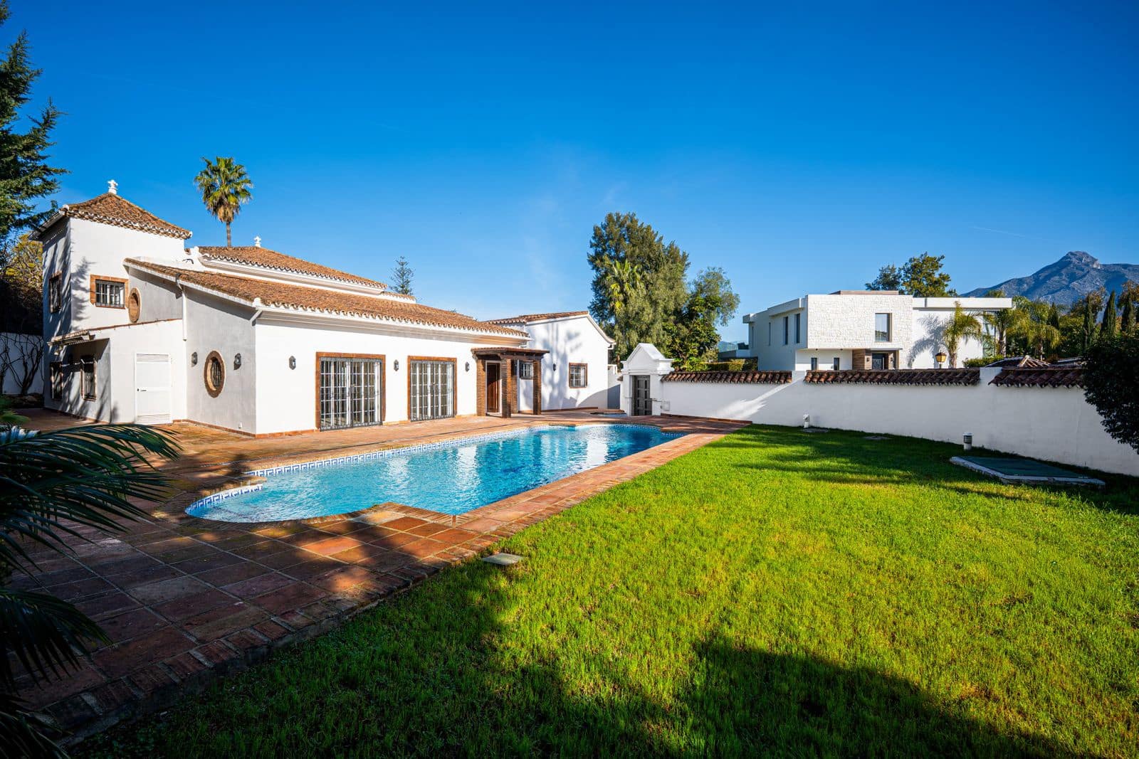 4 bedroom Villa for sale in Nueva Andalucia - € 1,995,000 (Ref: 9830971)