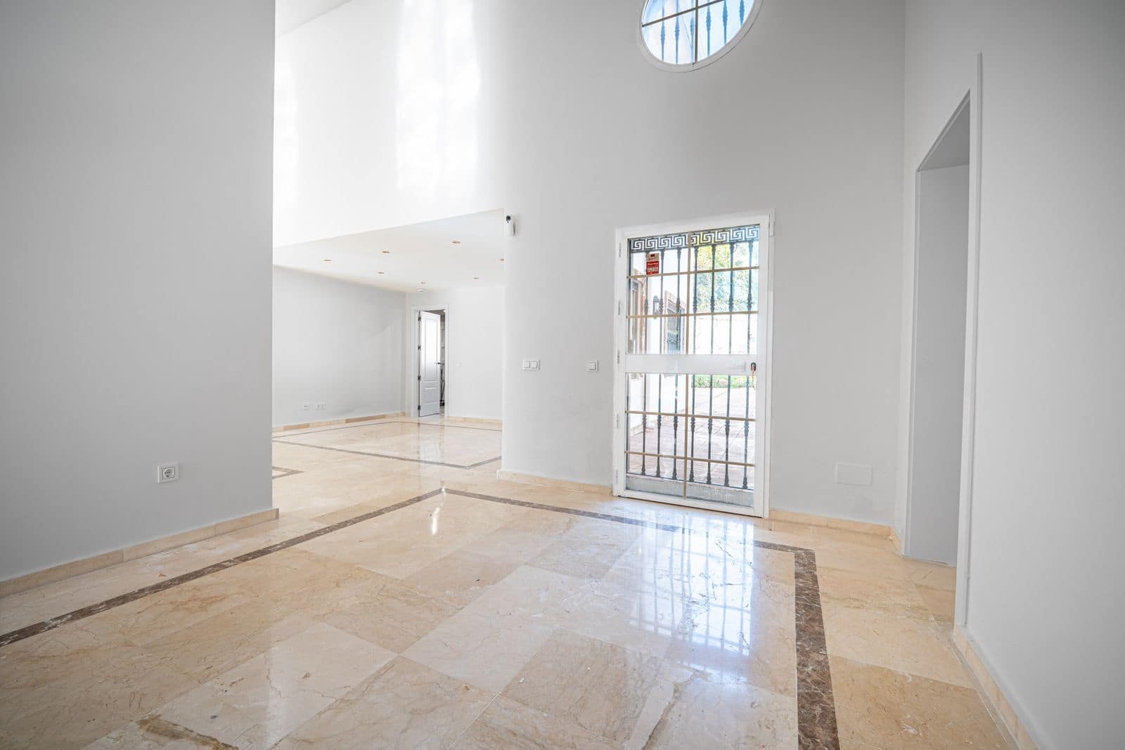 4 bedroom Villa for sale in Nueva Andalucia - € 1,995,000 (Ref: 9830971)