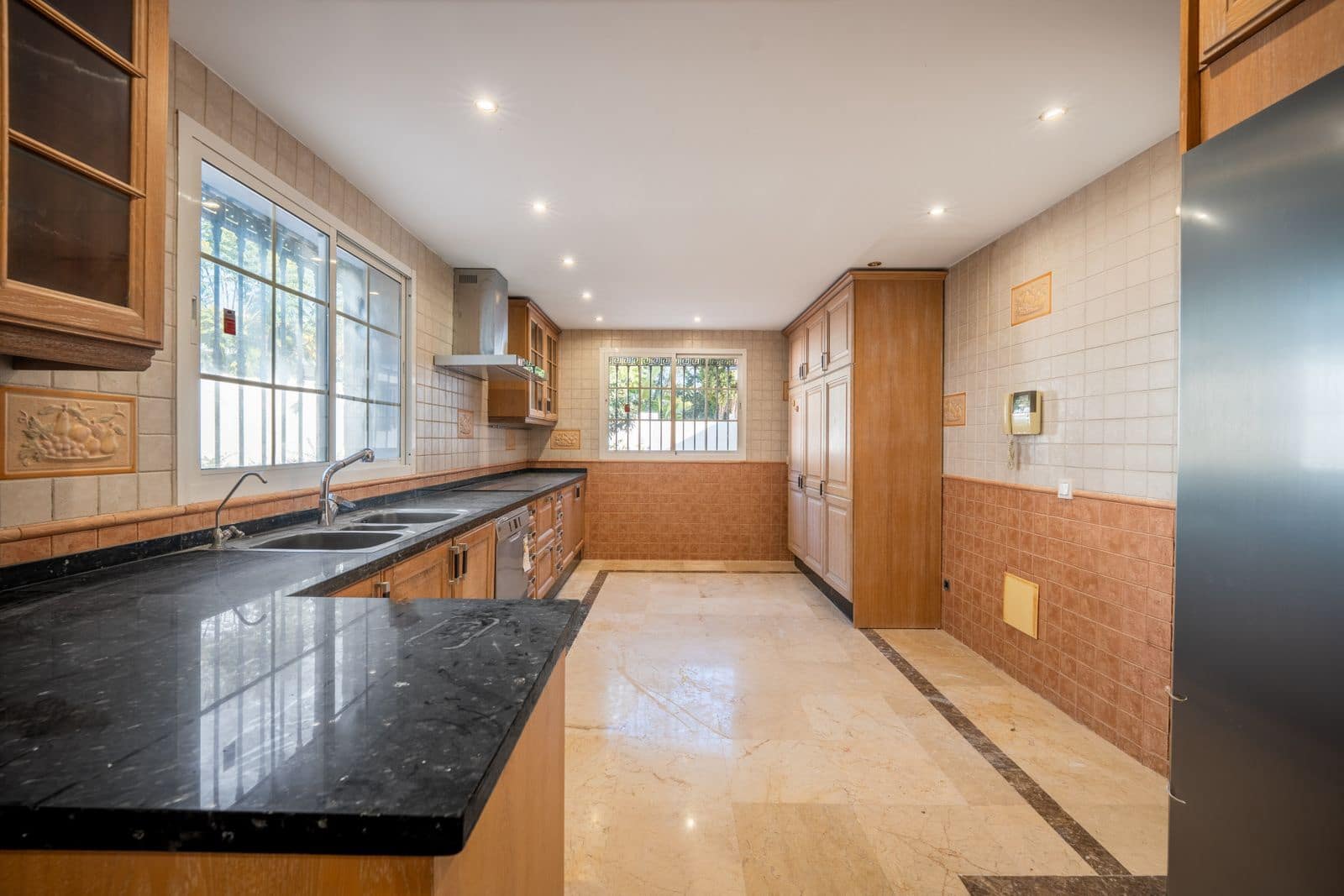 4 bedroom Villa for sale in Nueva Andalucia - € 1,995,000 (Ref: 9830971)