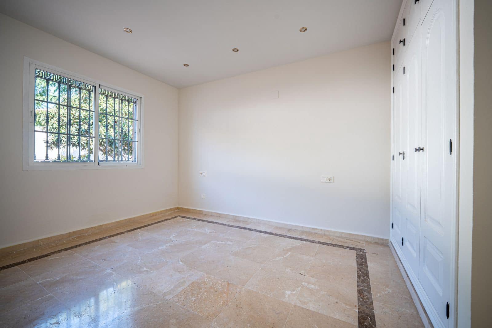 4 bedroom Villa for sale in Nueva Andalucia - € 1,995,000 (Ref: 9830971)