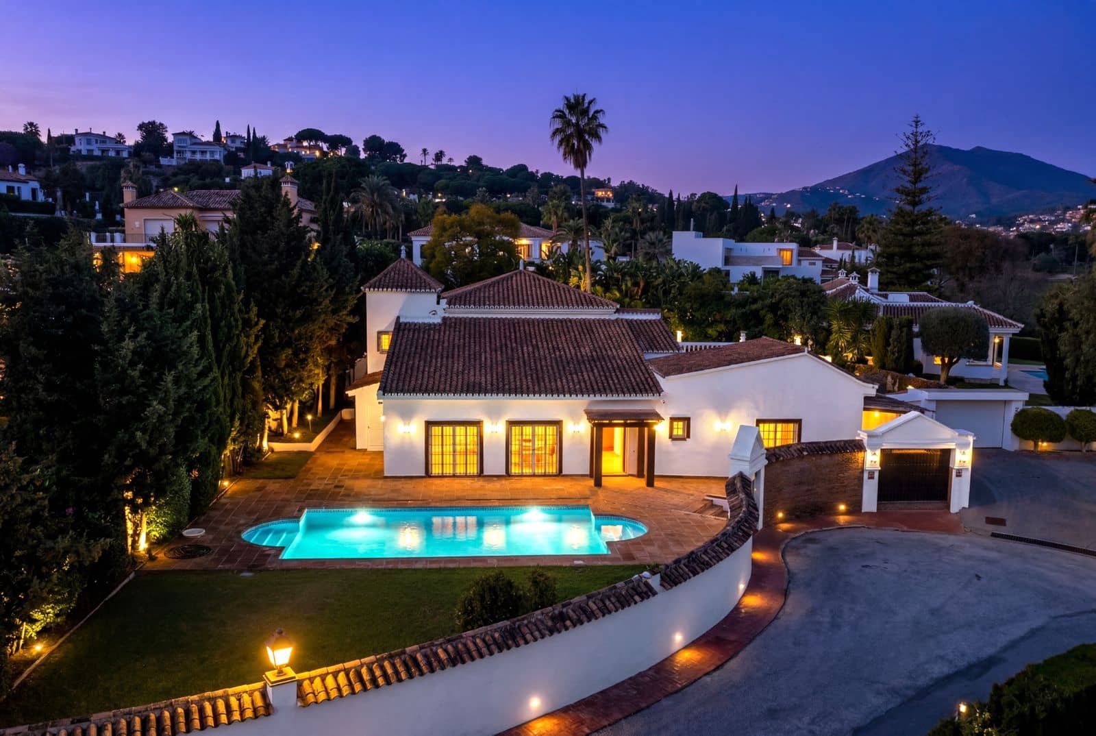 4 bedroom Villa for sale in Nueva Andalucia - € 1,995,000 (Ref: 9830971)