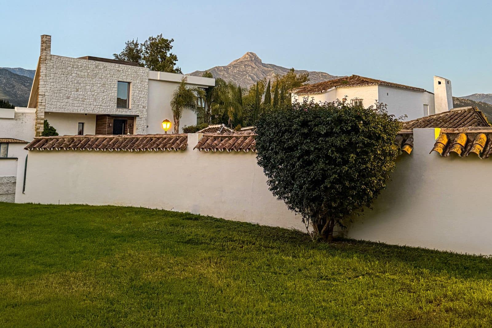 4 bedroom Villa for sale in Nueva Andalucia - € 1,995,000 (Ref: 9830971)