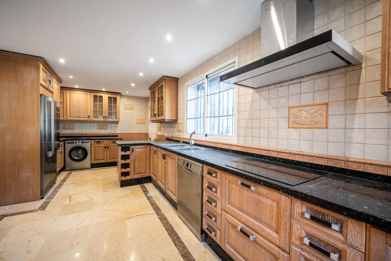 4 bedroom Villa for sale in Nueva Andalucia - € 1,995,000 (Ref: 9830971)