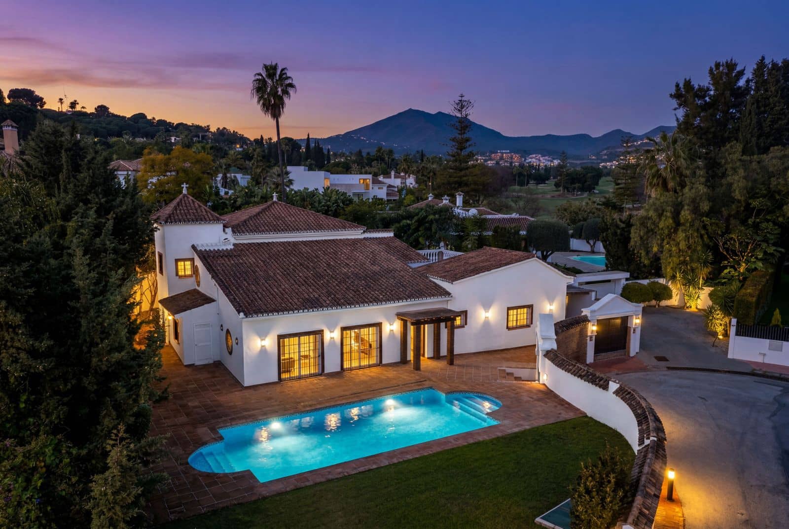 4 bedroom Villa for sale in Nueva Andalucia - € 1,995,000 (Ref: 9830971)
