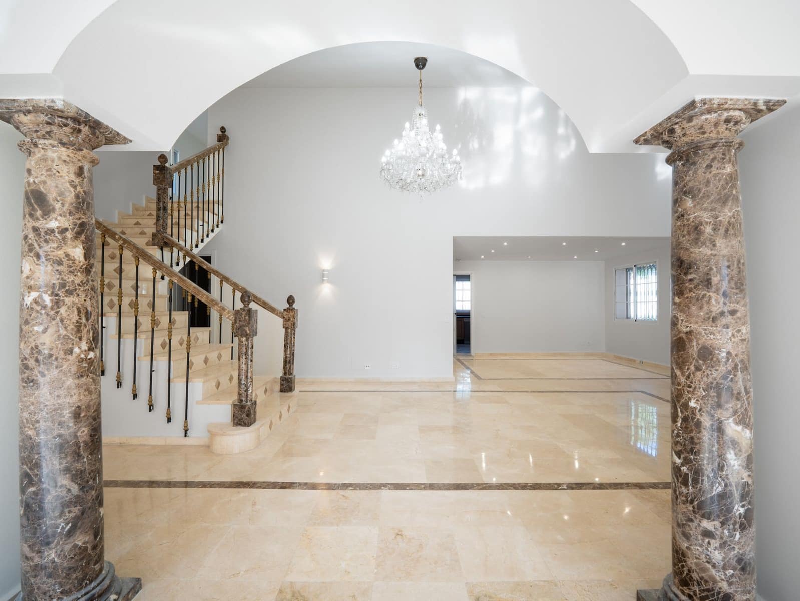 4 bedroom Villa for sale in Nueva Andalucia - € 1,995,000 (Ref: 9830971)