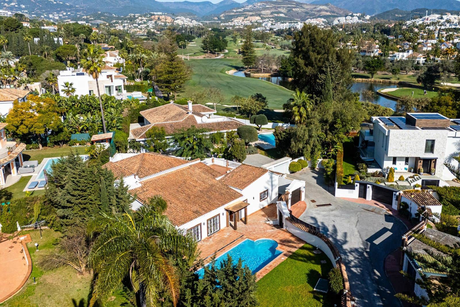 4 bedroom Villa for sale in Nueva Andalucia - € 1,995,000 (Ref: 9830971)