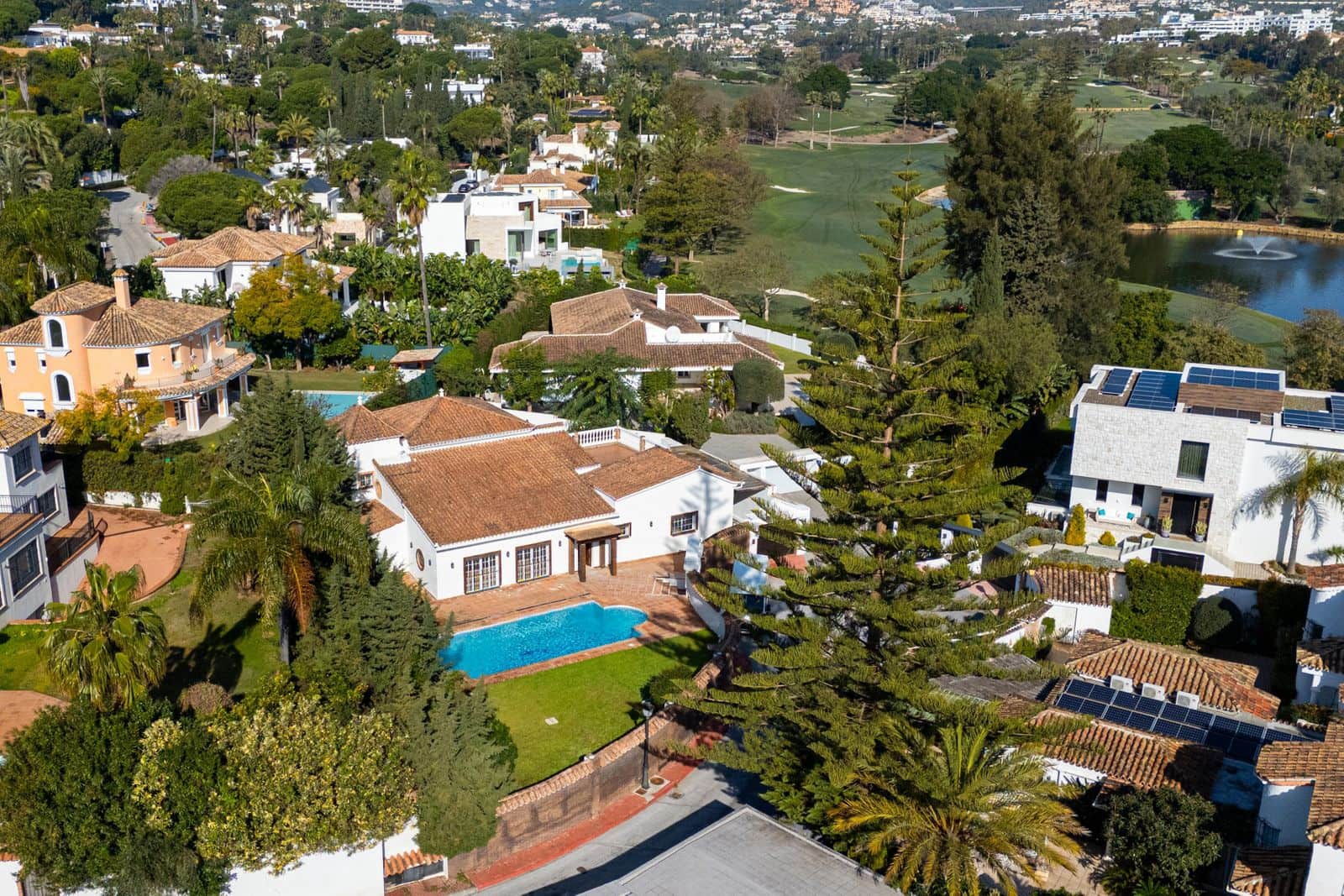 4 bedroom Villa for sale in Nueva Andalucia - € 1,995,000 (Ref: 9830971)
