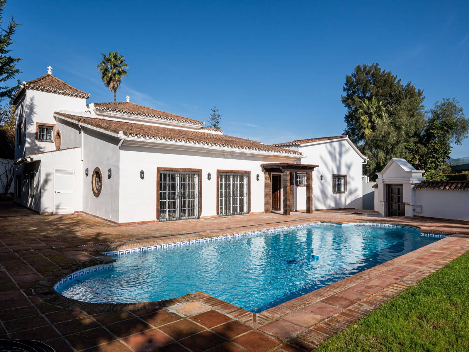 4 bedroom Villa for sale in Nueva Andalucia - € 1,995,000 (Ref: 9830971)