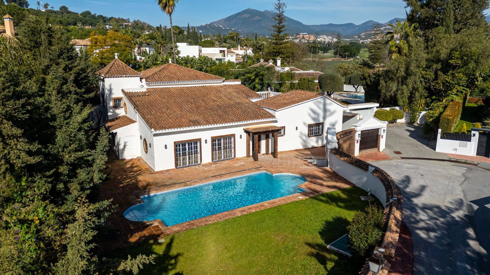 4 bedroom Villa for sale in Nueva Andalucia - € 1,995,000 (Ref: 9830971)