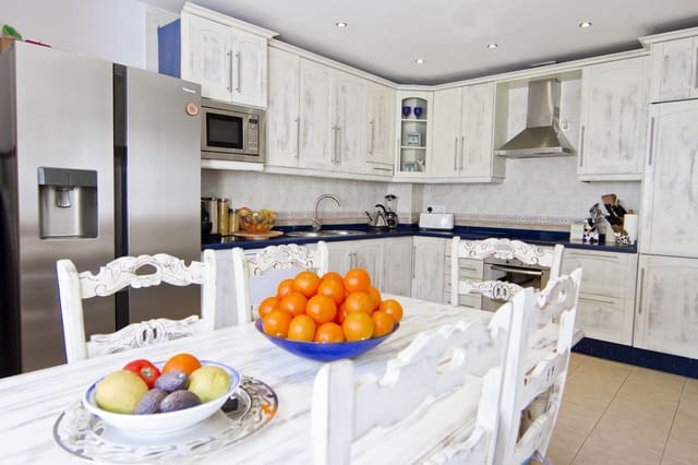 5 quarto Casa em Banda para venda em San Pedro de Alcantara, Marbella - 850 000 € (Ref: 9830976)