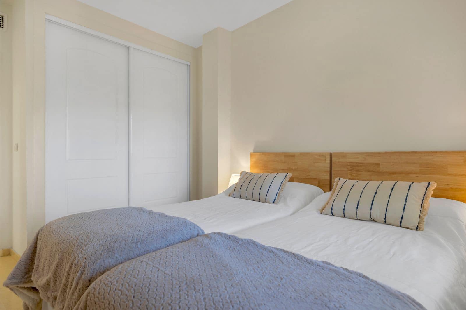 Apartamento de 2 habitaciones en Elviria en venta - 365.000 € (Ref: 9830985)
