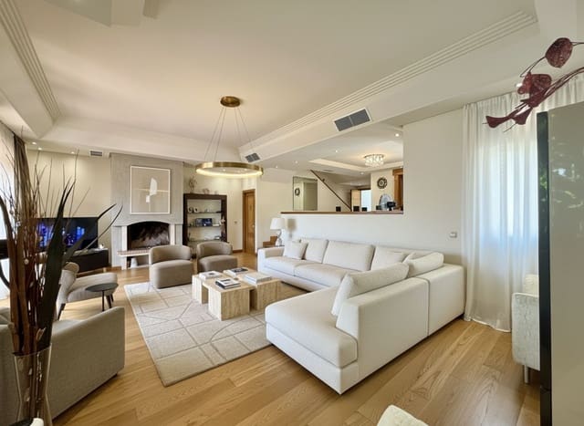 3 slaapkamer Halfvrijstaande villa te koop in Estepona - € 1.250.000 (Ref: 9830989)