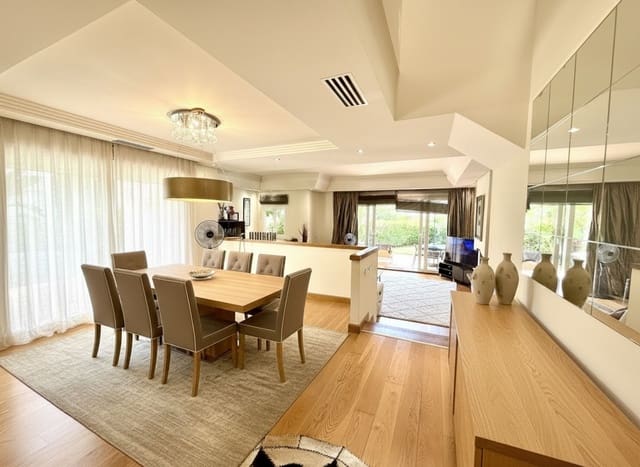 3 slaapkamer Halfvrijstaande villa te koop in Estepona - € 1.250.000 (Ref: 9830989)