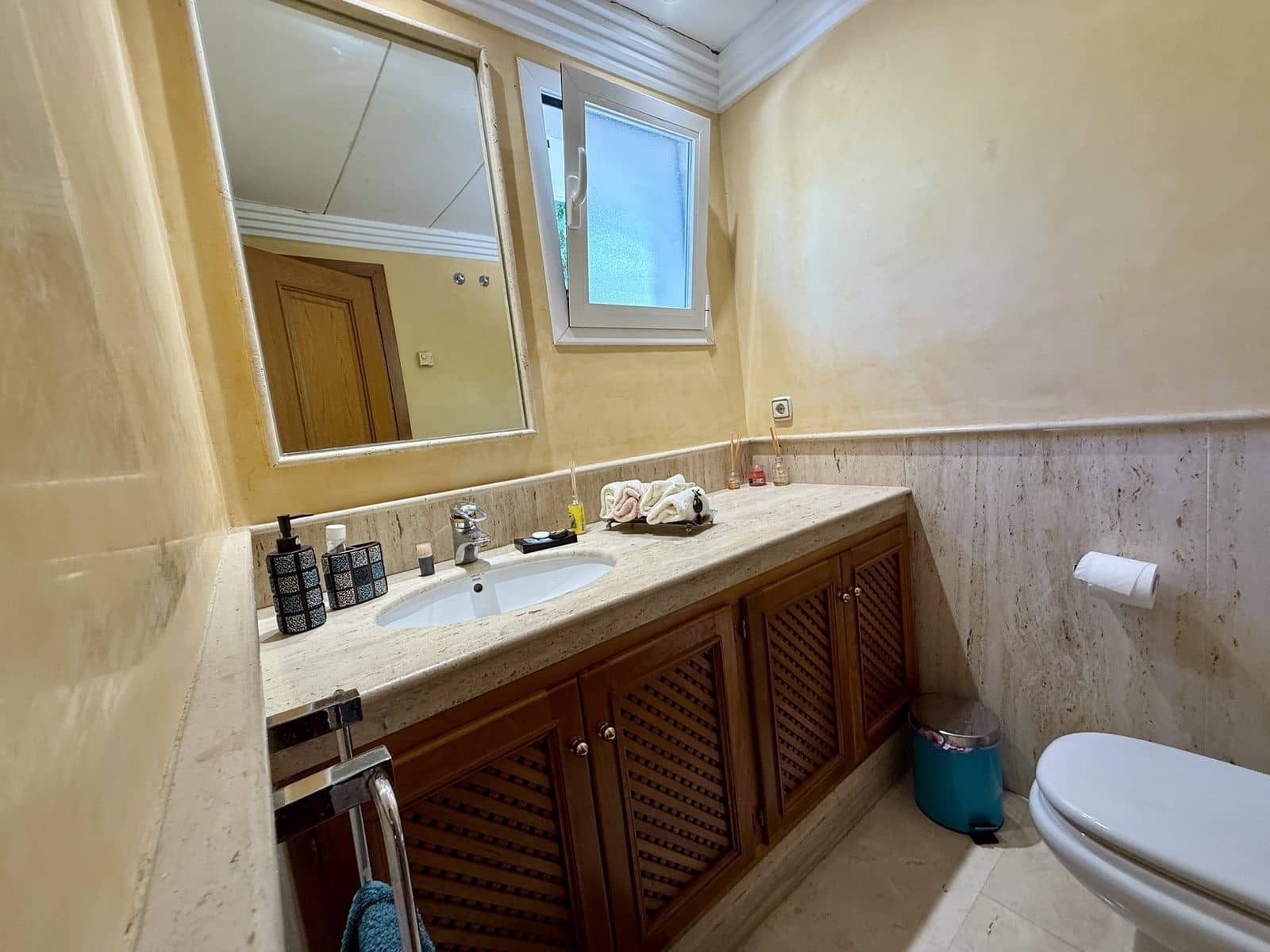 3 slaapkamer Halfvrijstaande villa te koop in Estepona - € 1.250.000 (Ref: 9830989)