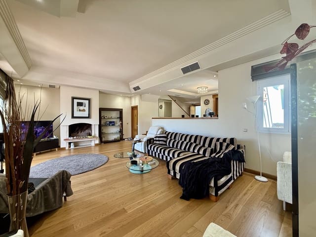 3 slaapkamer Halfvrijstaande villa te koop in Estepona - € 1.250.000 (Ref: 9830989)