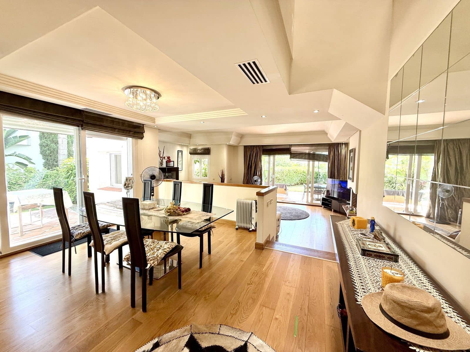 3 slaapkamer Halfvrijstaande villa te koop in Estepona - € 1.250.000 (Ref: 9830989)