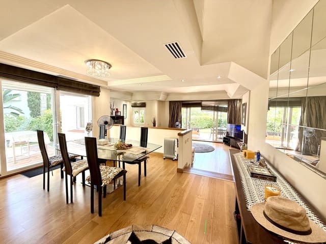 3 slaapkamer Halfvrijstaande villa te koop in Estepona - € 1.250.000 (Ref: 9830989)