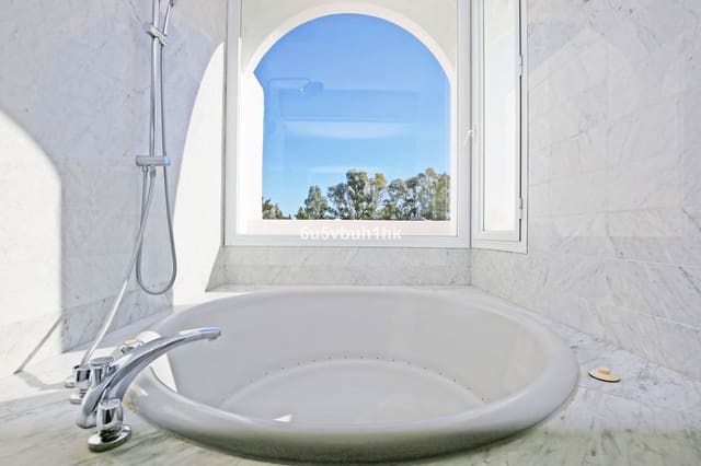 Ático de 4 habitaciones en Atalaya-Isdabe, Estepona en venta - 550.000 € (Ref: 9830996)