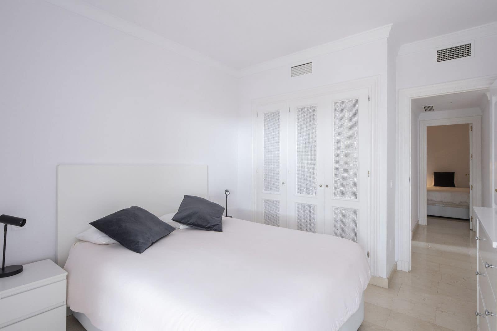2 bedroom Apartment for sale in Benahavis - € 435,000 (Ref: 9831001)