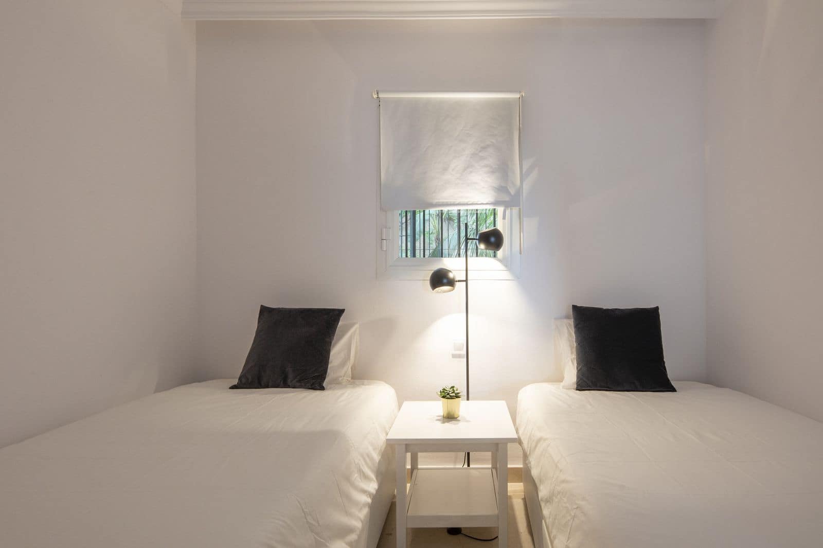 2 bedroom Apartment for sale in Benahavis - € 435,000 (Ref: 9831001)
