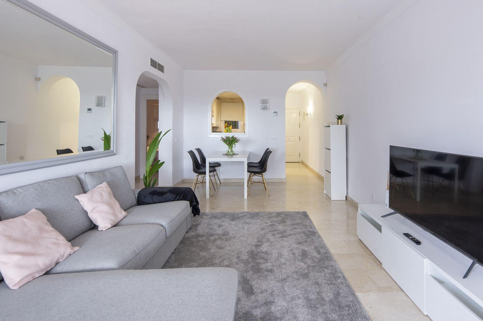 2 bedroom Apartment for sale in Benahavis - € 435,000 (Ref: 9831001)