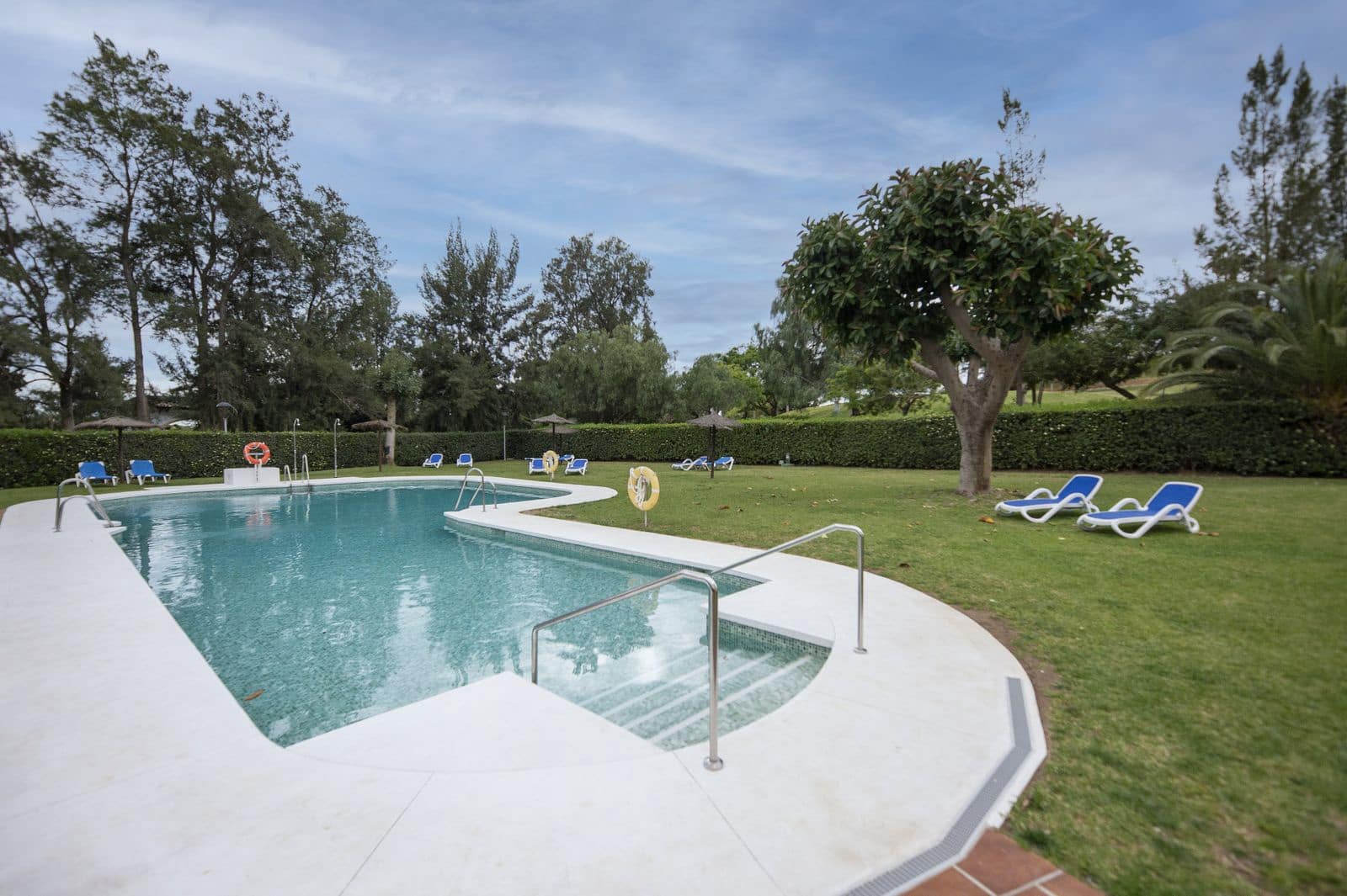 2 bedroom Apartment for sale in Benahavis - € 435,000 (Ref: 9831001)