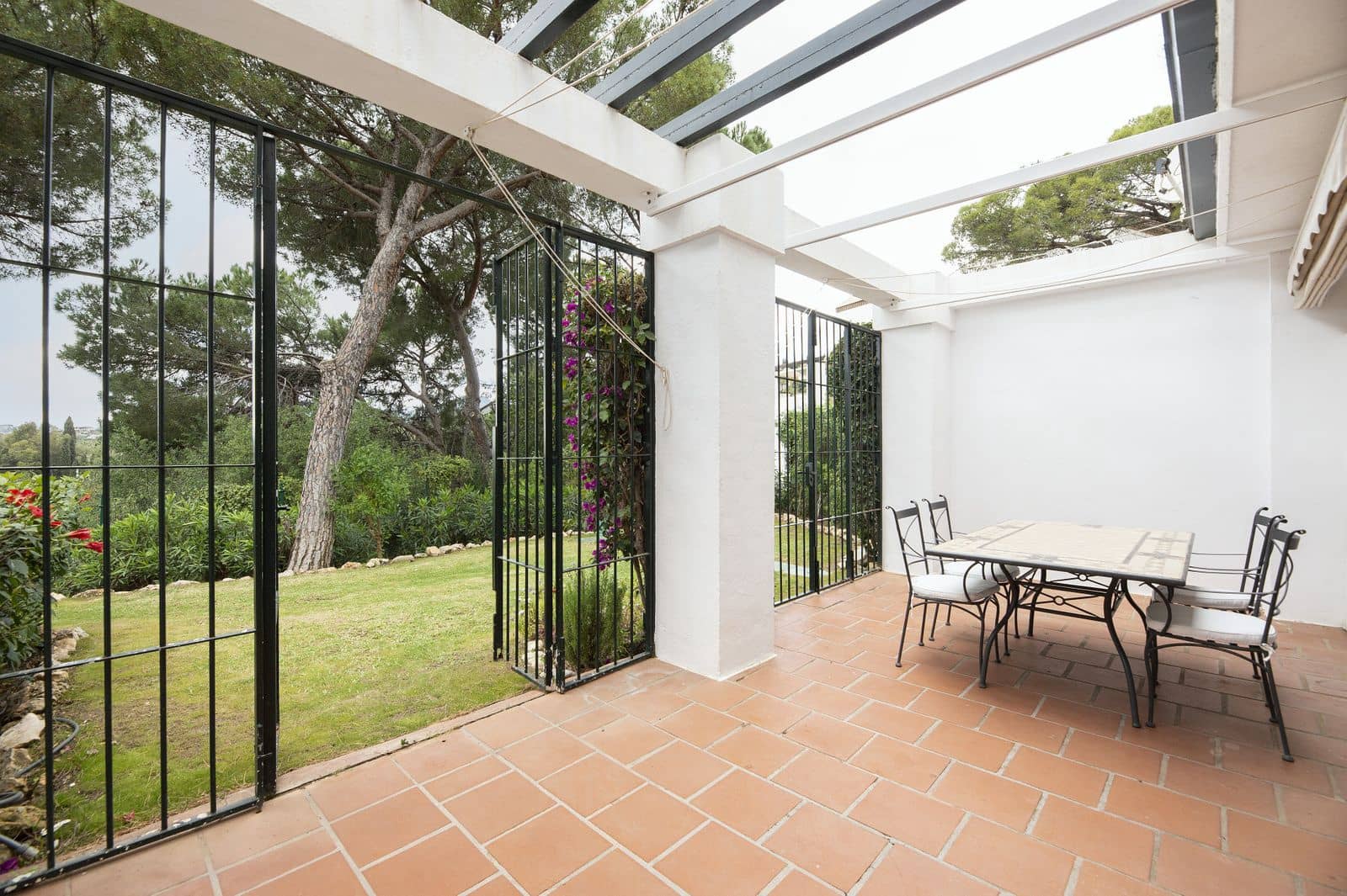 2 bedroom Apartment for sale in Benahavis - € 435,000 (Ref: 9831001)
