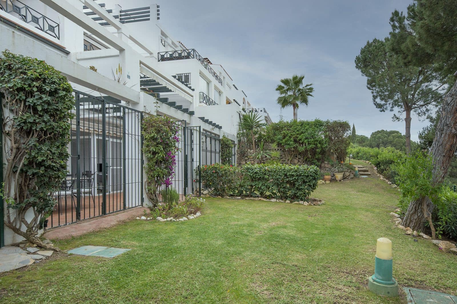 2 bedroom Apartment for sale in Benahavis - € 435,000 (Ref: 9831001)
