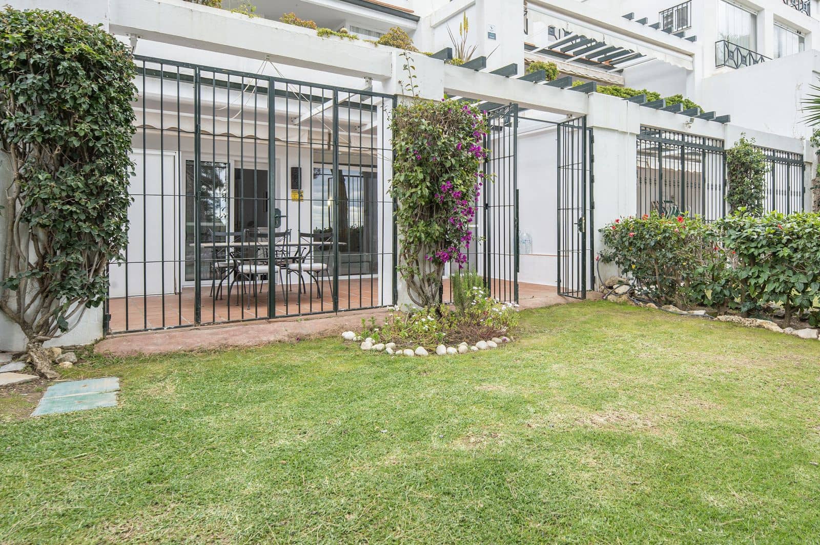 2 bedroom Apartment for sale in Benahavis - € 435,000 (Ref: 9831001)