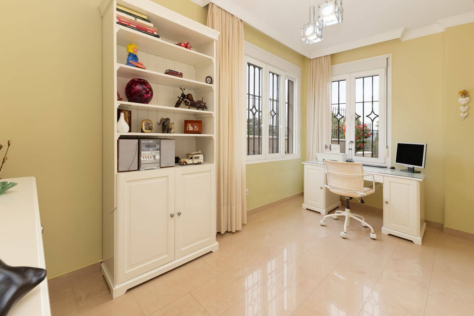 4 bedroom Villa for sale in Alhaurin de la Torre - € 855,000 (Ref: 9831010)