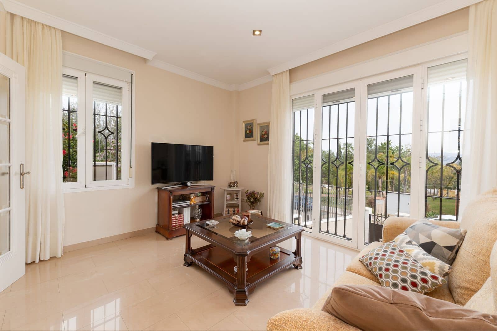 4 bedroom Villa for sale in Alhaurin de la Torre - € 855,000 (Ref: 9831010)