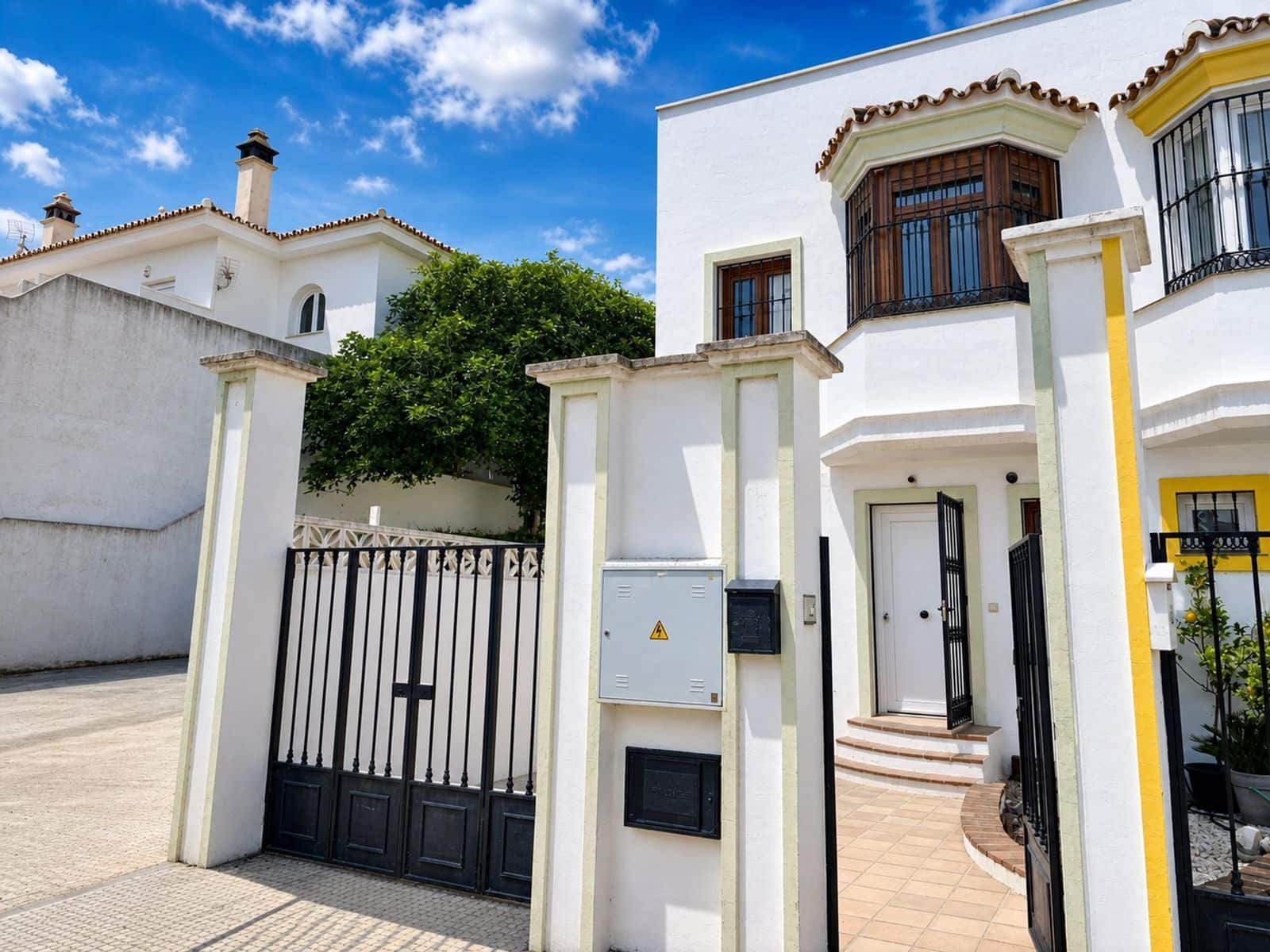 3 soveværelse Semi-Rækkehus til salg i La Duquesa / Puerto de la Duquesa - € 375.000 (Ref: 9831012)