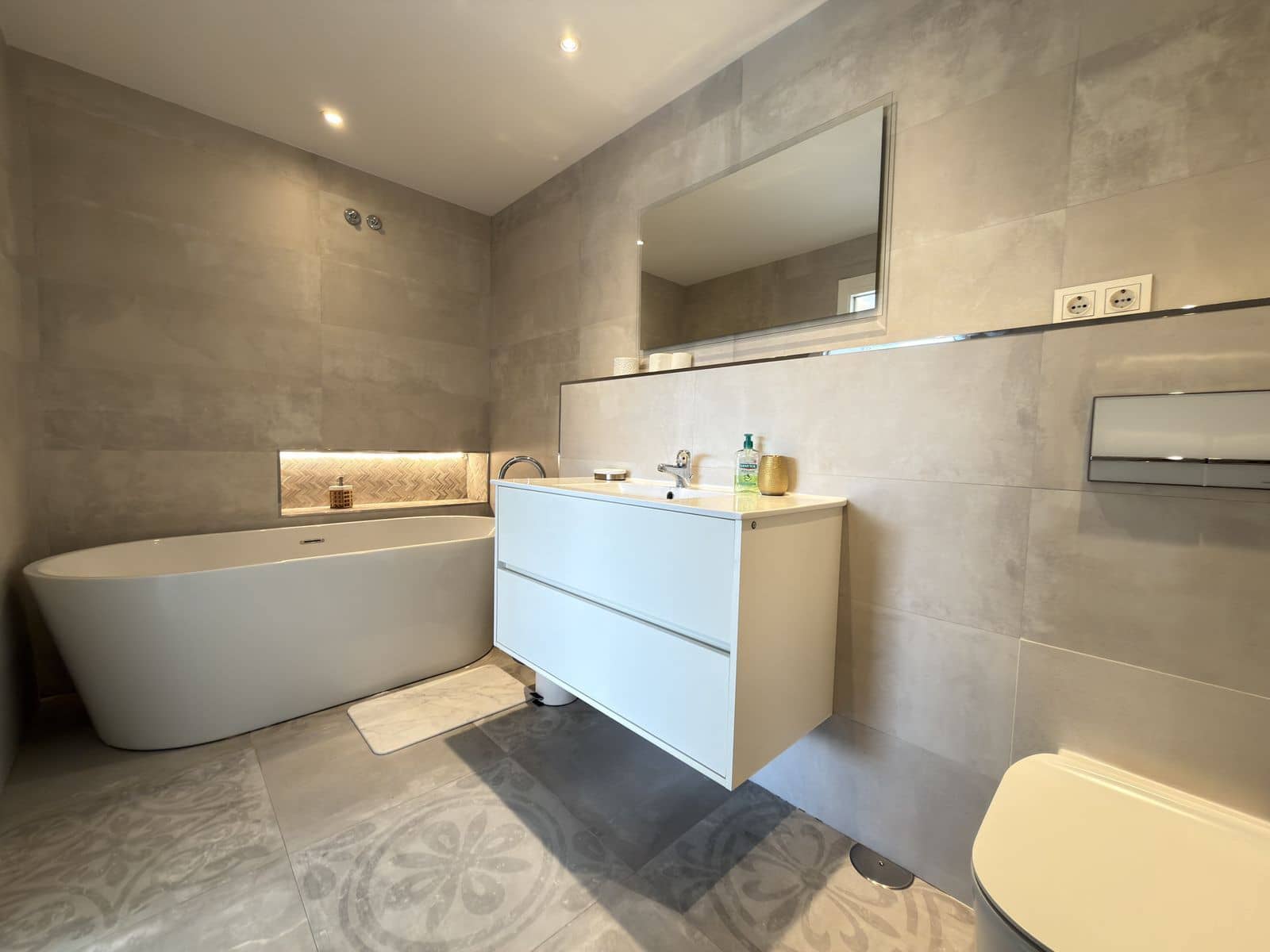 2 bedroom Apartment for sale in San Pedro de Alcantara - € 530,000 (Ref: 9836138)