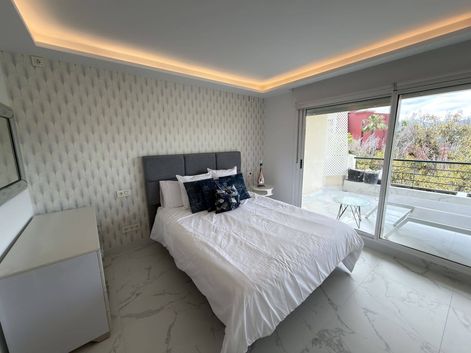2 bedroom Apartment for sale in San Pedro de Alcantara - € 530,000 (Ref: 9836138)