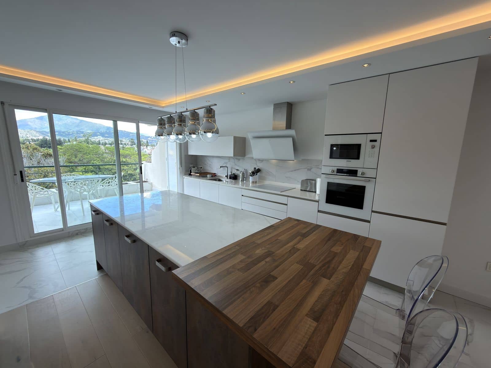 2 bedroom Apartment for sale in San Pedro de Alcantara - € 530,000 (Ref: 9836138)