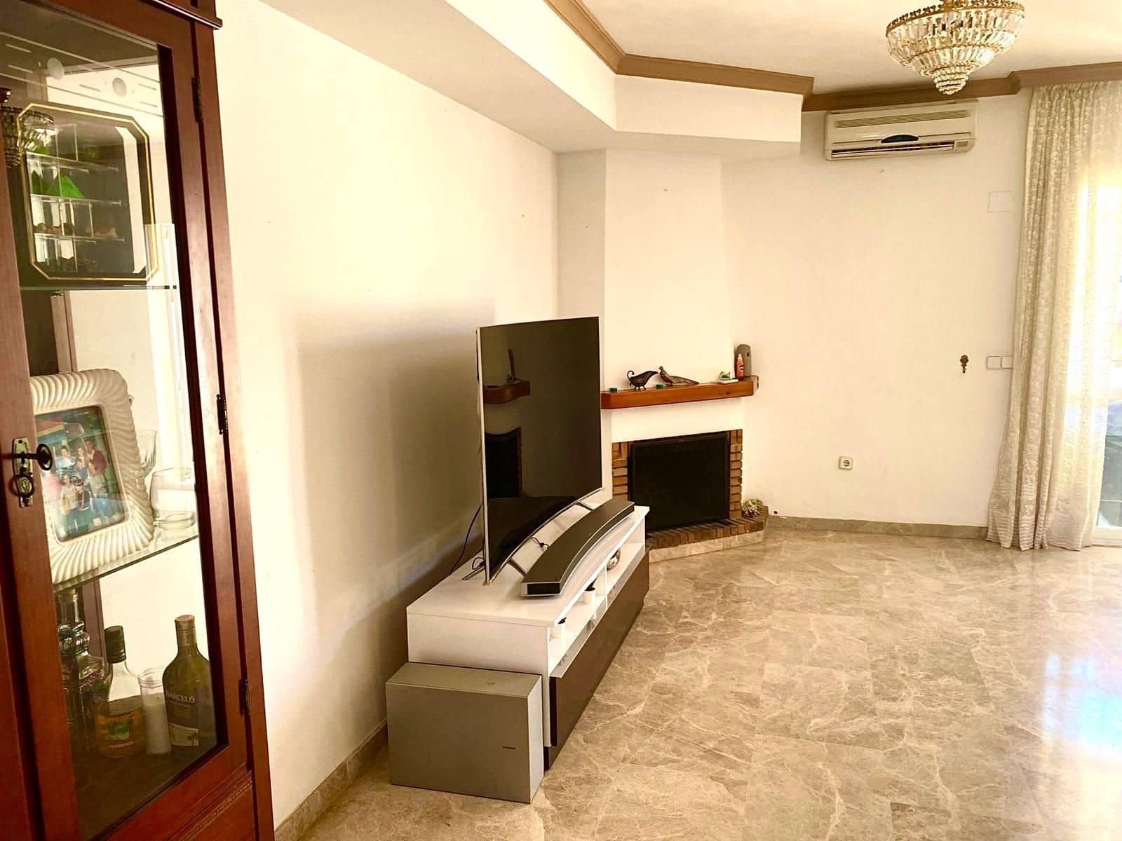 4 bedroom Semi-detached Villa for sale in Marbella - € 650,000 (Ref: 9836142)