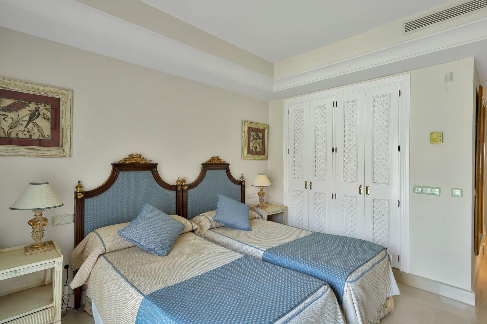 Ático de 2 habitaciones en Puerto Banus en venta - 1.695.000 € (Ref: 9836143)