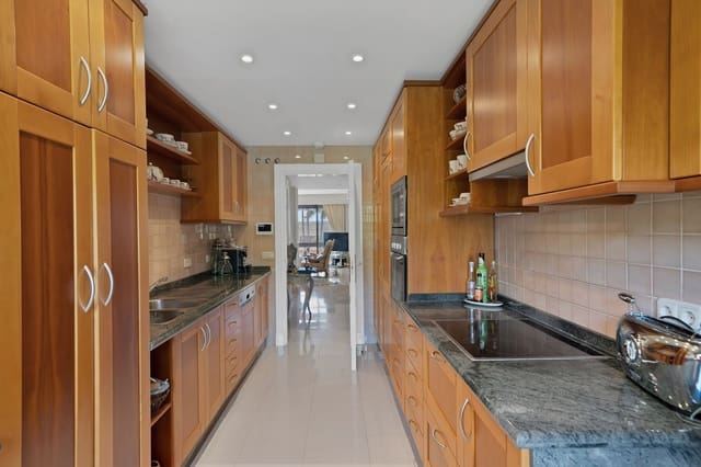 Ático de 2 habitaciones en Puerto Banus, Marbella en venta - 1.695.000 € (Ref: 9836143)