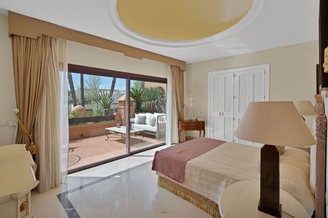 Ático de 2 habitaciones en Puerto Banus, Marbella en venta - 1.695.000 € (Ref: 9836143)