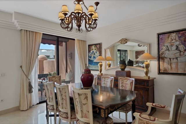Ático de 2 habitaciones en Puerto Banus, Marbella en venta - 1.695.000 € (Ref: 9836143)
