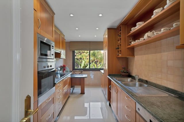 Ático de 2 habitaciones en Puerto Banus, Marbella en venta - 1.695.000 € (Ref: 9836143)