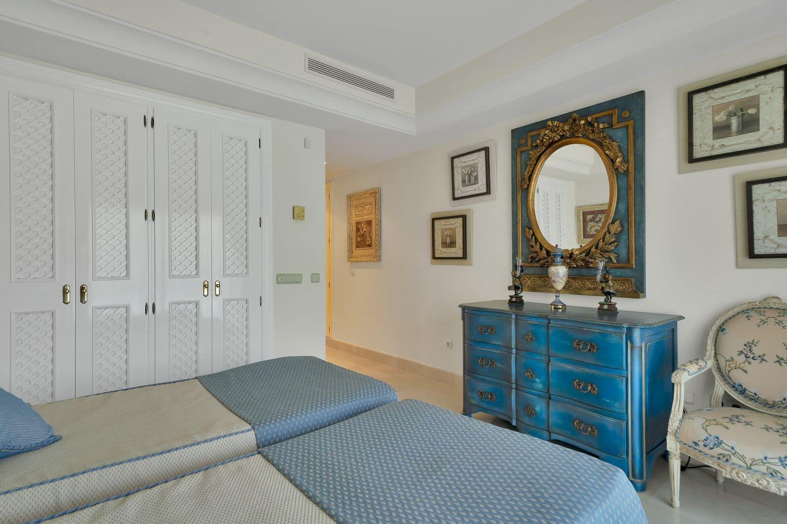 Ático de 2 habitaciones en Puerto Banus en venta - 1.695.000 € (Ref: 9836143)