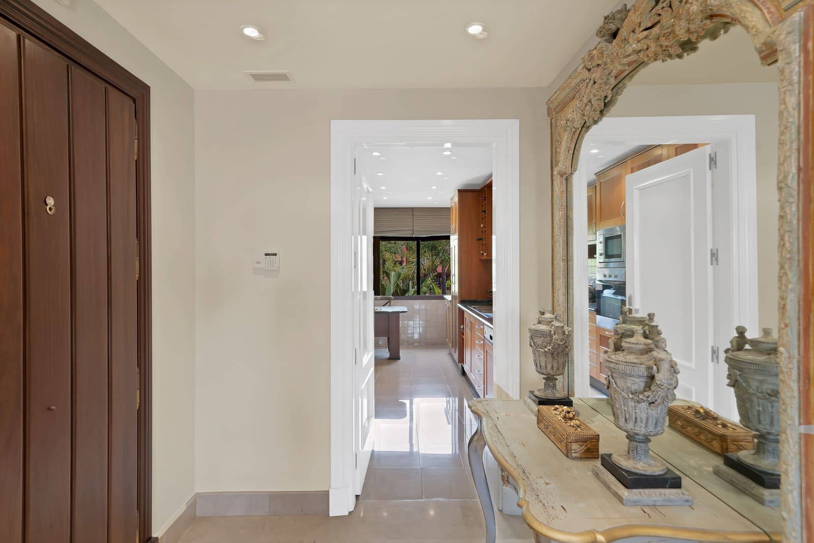 Ático de 2 habitaciones en Puerto Banus en venta - 1.695.000 € (Ref: 9836143)