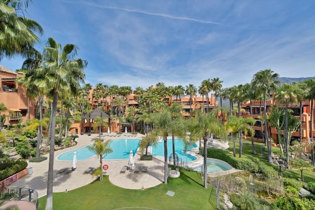 Ático de 2 habitaciones en Puerto Banus, Marbella en venta - 1.695.000 € (Ref: 9836143)