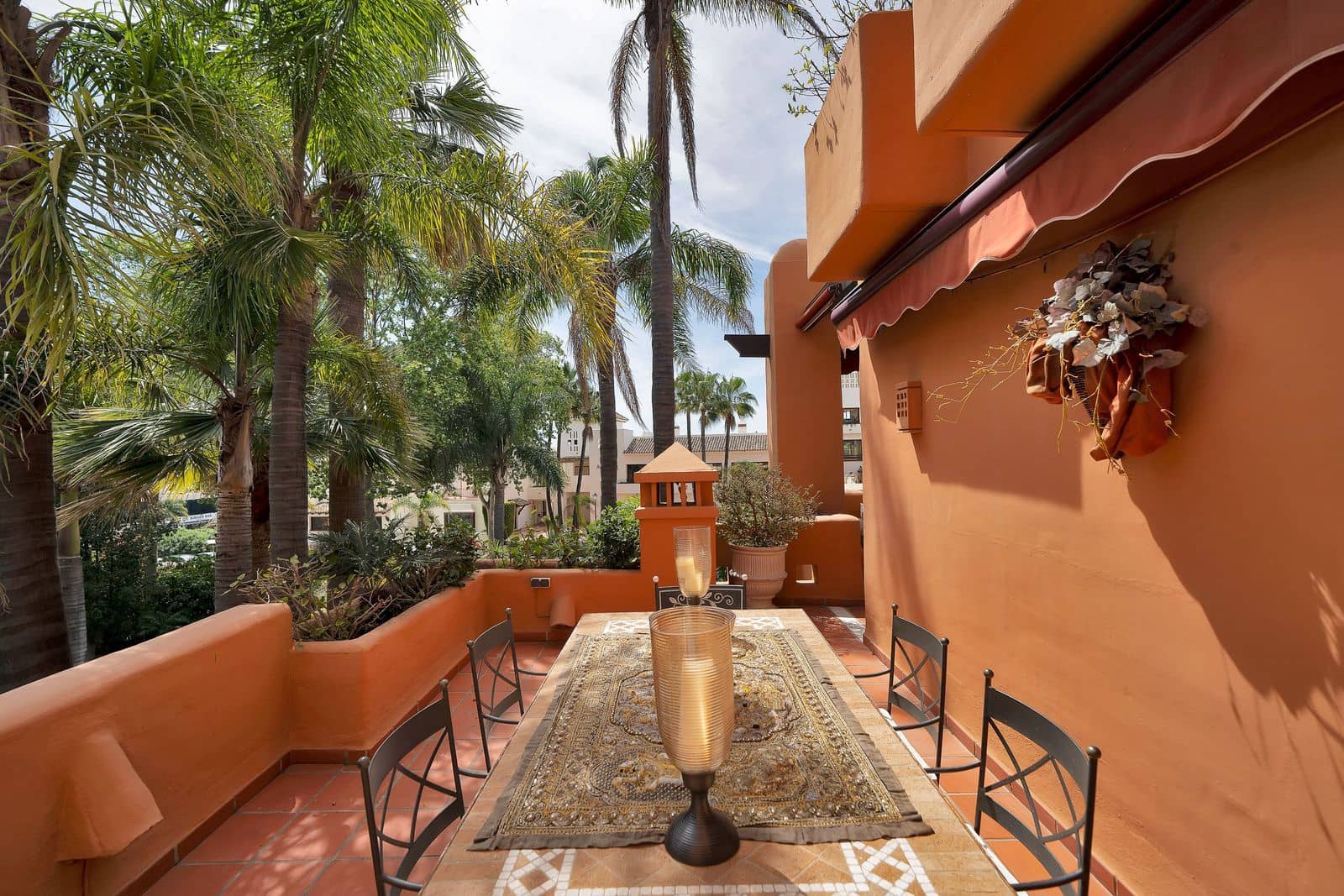 Ático de 2 habitaciones en Puerto Banus en venta - 1.695.000 € (Ref: 9836143)